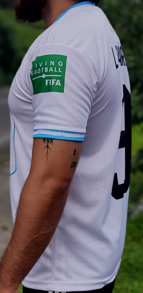 Primer equipamiento de Uruguay Qatar 2022