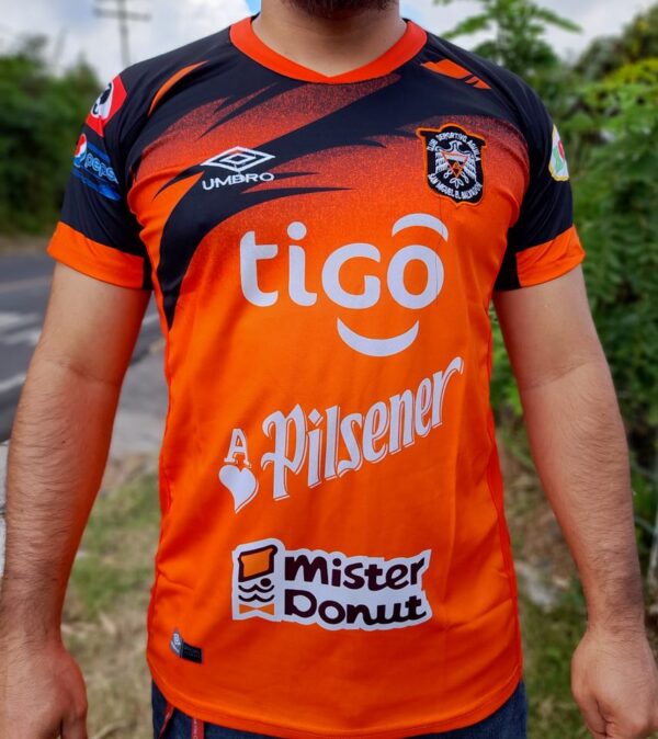 Primer equipamiento del Aguila temporada 2020-2021