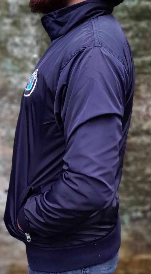 Chumpa de hombre azul oscuro impermeable