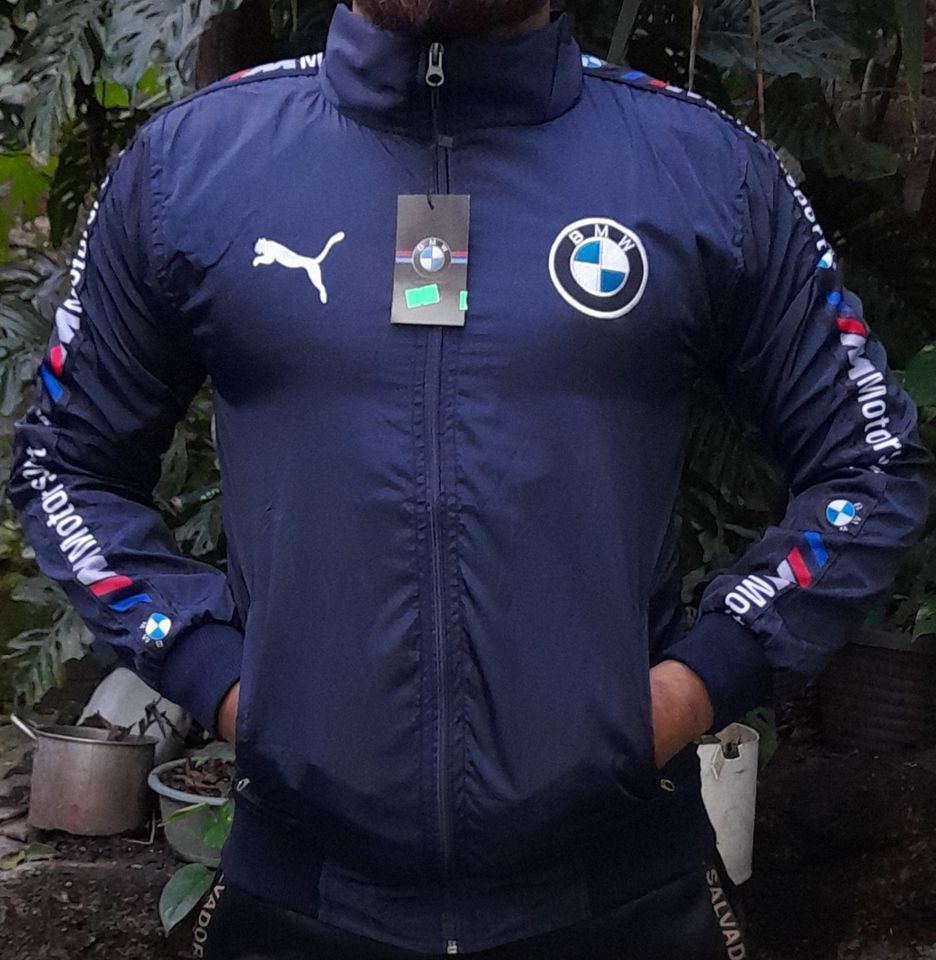 Chumpa azul oscuro impermeable