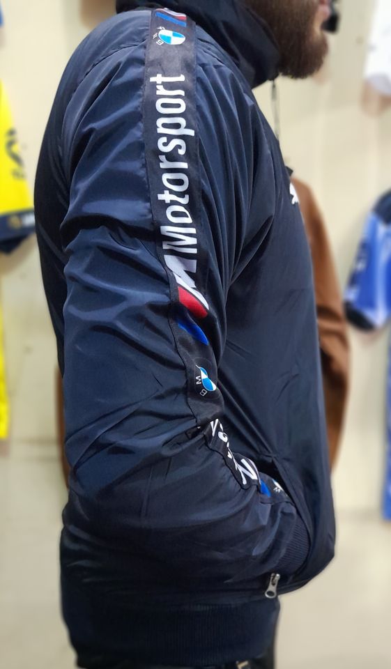 Chumpa azul oscuro impermeable