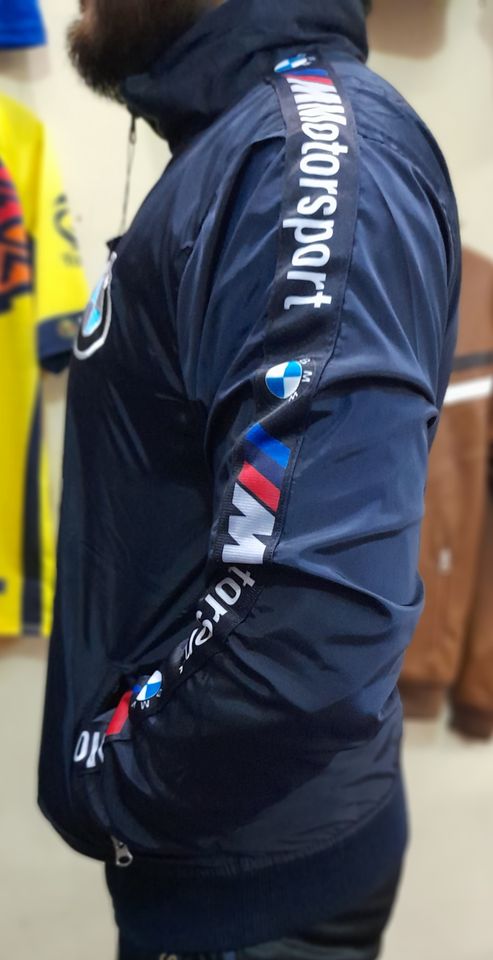 Chumpa azul oscuro impermeable