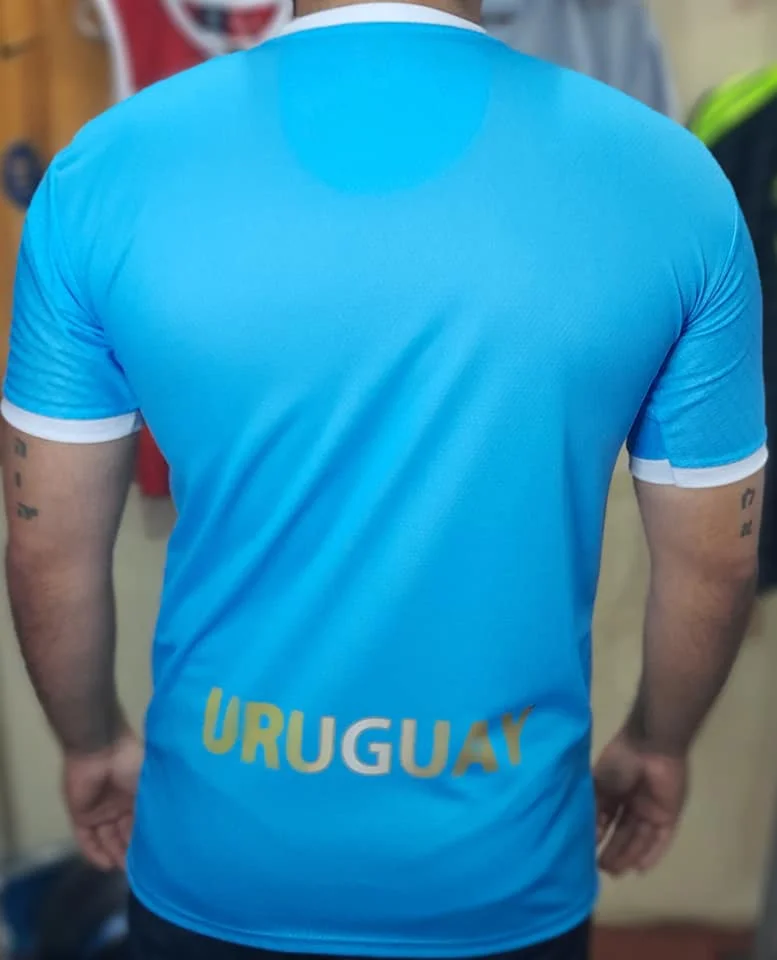 Primer equipamiento de Uruguay Qatar 2022