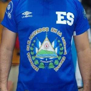 Camisa de El Salvador con escudo Segunda edición 2022