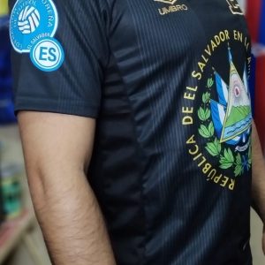 336494262_2195226814200051_5061643381465480659_n Camisa negra de el Salvador con escudo 2023 cuello chino